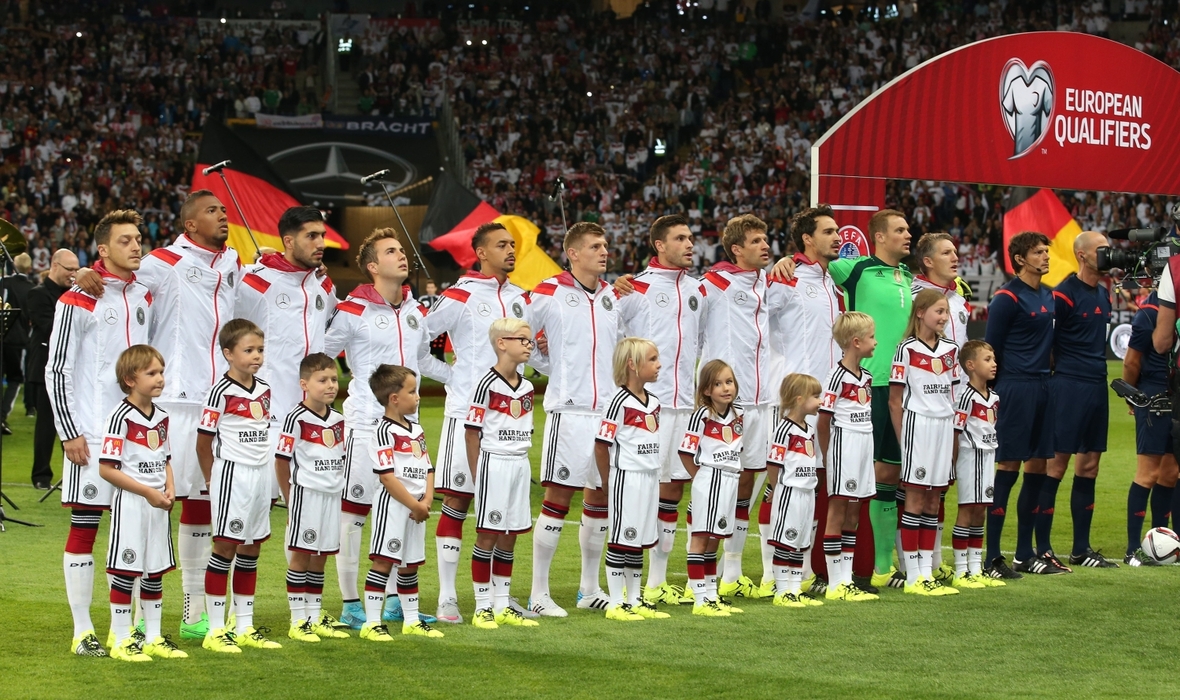المنتخب الوطني لكرة القدم يغني السلام الوطني الألماني قبل مباراته الدولية. هذه المباراة كانت مباراة تأهل لكأس الأمم الأوروبية 2016 أمام بولندا.