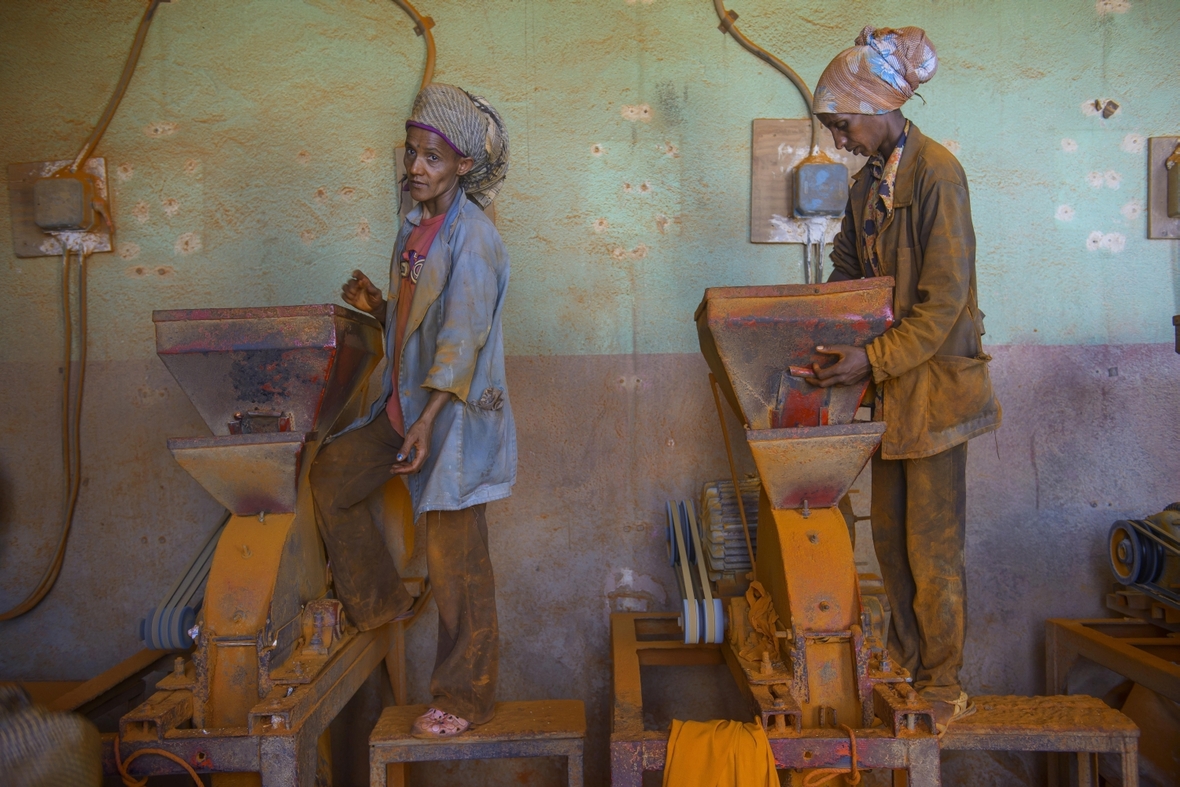 Arbeiterinnen stellen Gewürzpulver in Asmara, der Hauptstadt Eritreas, her.