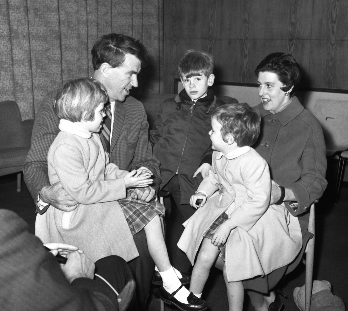 Edmund Hillary sieht man hier mit seiner Frau und seinen drei Kindern.