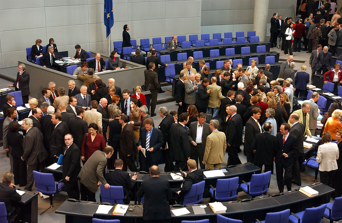 Abgeordnete im Deutschen Bundestag bei einer Abstimmung