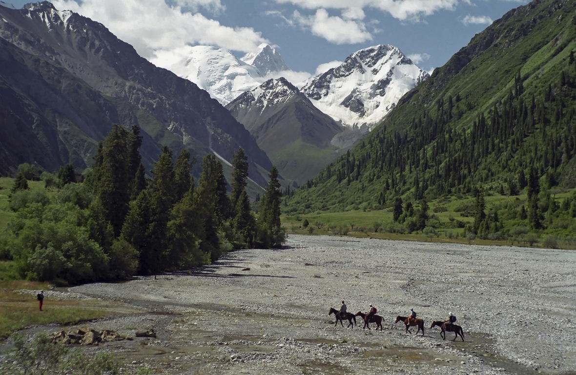 Kasachstan: Reiter sind unterwegs im Hochgebirge Tian Shan.