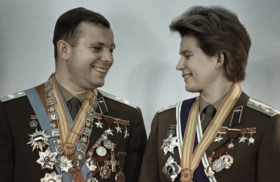 Die beiden russischen Astronauten Jurij Gagarin und Valentina Tereschkowa wurden mit vielen Orden ausgezeichnet.