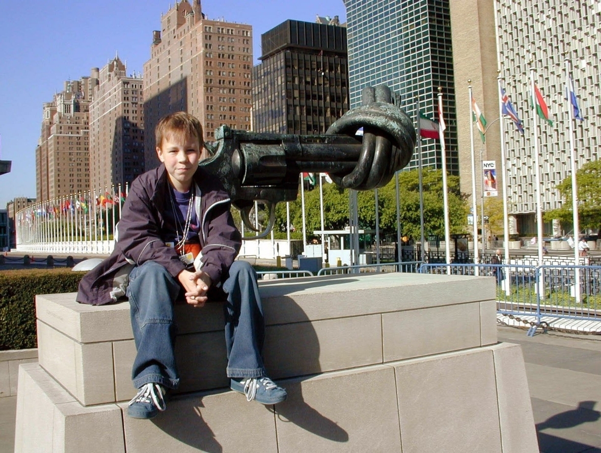 Mai 2002: Der 10-jährige Marian Brehmer nimmt für Deutschland beim 2. Weltkindergipfel in New York teil. Er sitzt neben dem berühmten Denkmal gegen Waffengewalt, das im Garten des UN-Hauptquartiers steht.