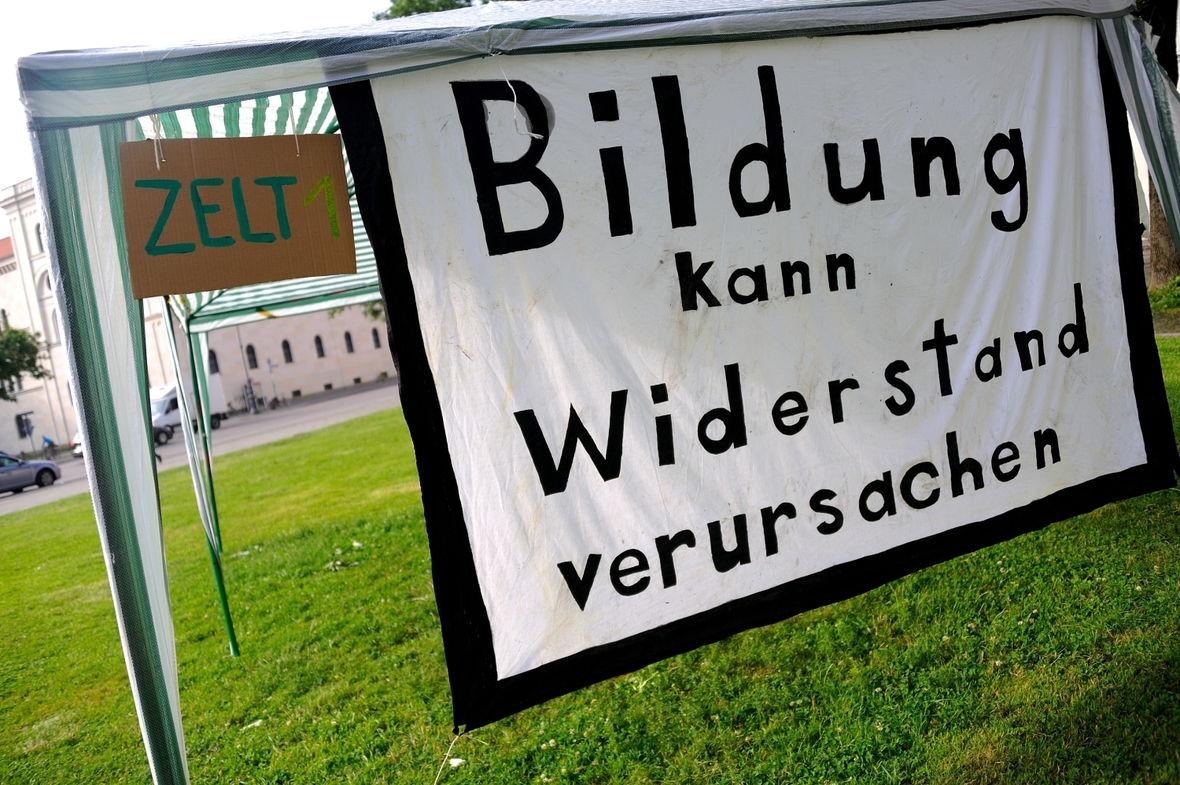Ein Banner mit der Aufschrift "Bildung kann Widerstand verursachen" hängt im Jahr 2012 vor der Ludwig-Maximilians-Universität in München.