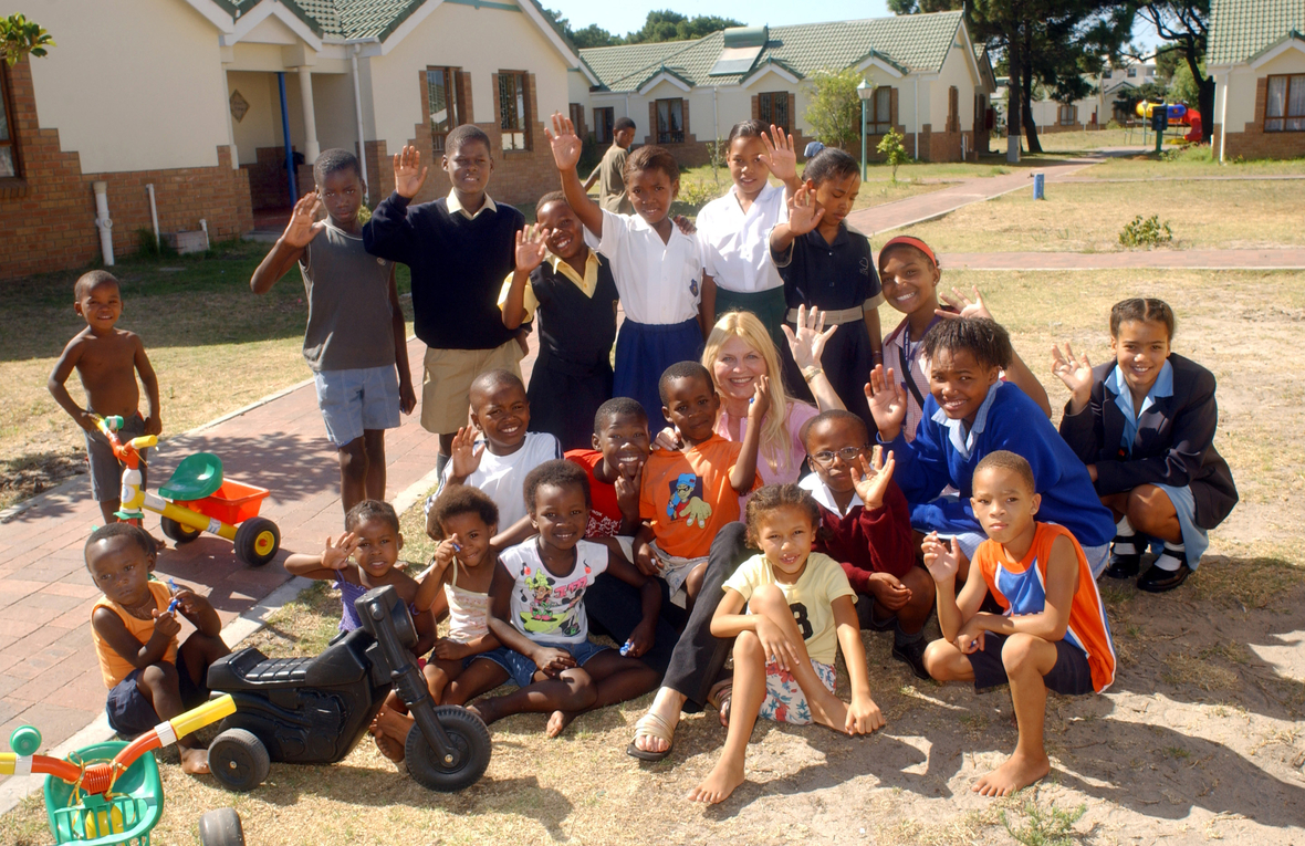 Kinder in einem SOS-Kinderdorf in Südafrika. Das Dorf beherbergt 110 Kinder, die in 15 Familienhäusern leben und von Schwarzen und Weißen Dorfmüttern betreut werden.