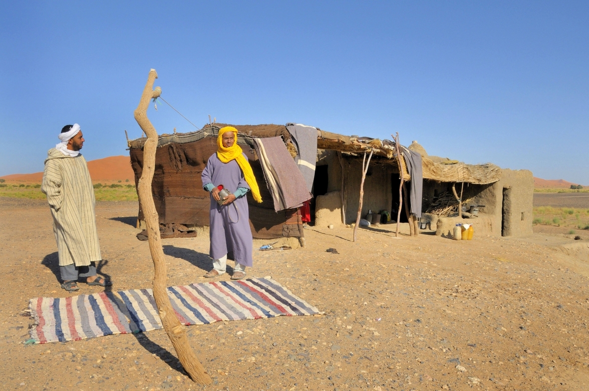 Berber vor ihrer Hütte in der Wüste Marokkos.
