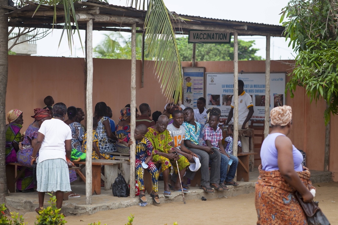 Menschen warten auf den Arzt in Togos Hauptstadt Lomé.
