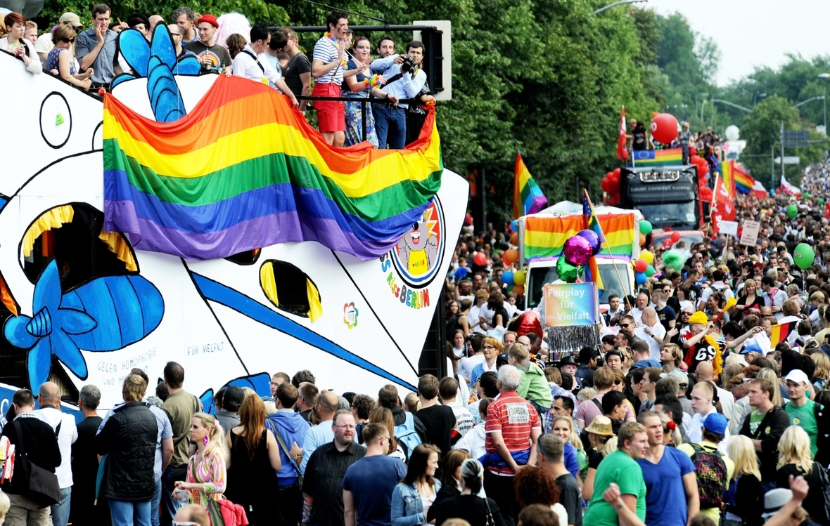 Tausende feiern am 25. Juni 2011 auf der Straße des 17. Juni in Berlin auf der Parade zum Christopher Street Day (CSD).