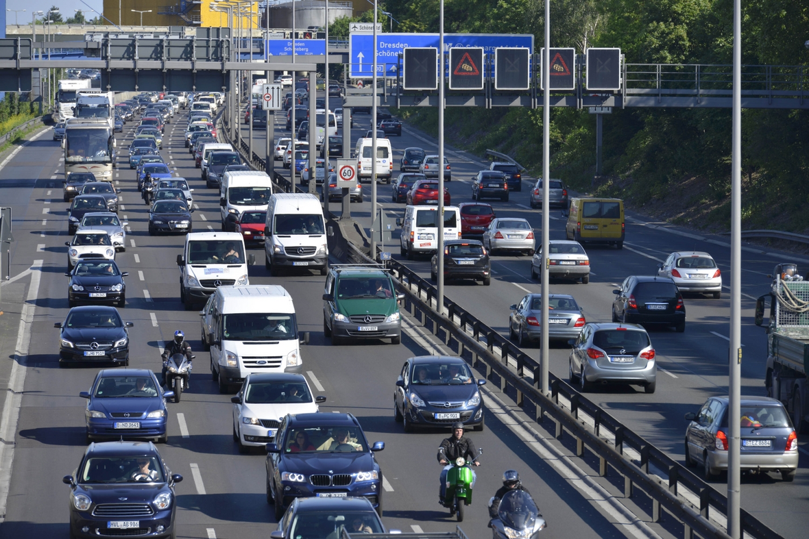 Wir fahren jeden Tag Auto, Bus, Bahn oder fliegen in den Urlaub. Das verbraucht viel Energie. Auf der Stadtautobahn A 100 sieht man den zähfliessenden Verkehr.