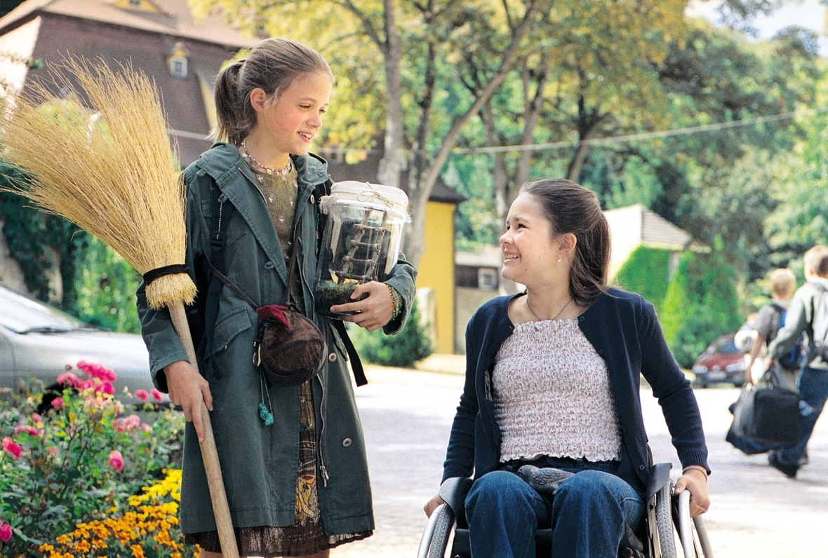 Szenenbild von links nach rechts: Im Internat Schloss Altenberg lernt Bibi die an den Rollstuhl gefesselte Elea kennen