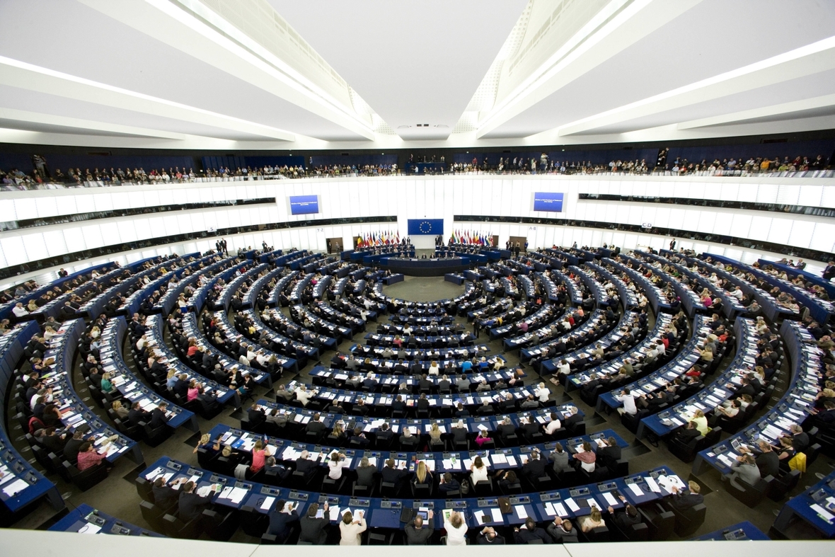 Abgeordnete aus allen Mitgliedsstaaten der EU sitzen im Europäischen Parlament in Straßburg. Hier ein Blick in den großen Plenarsaal.