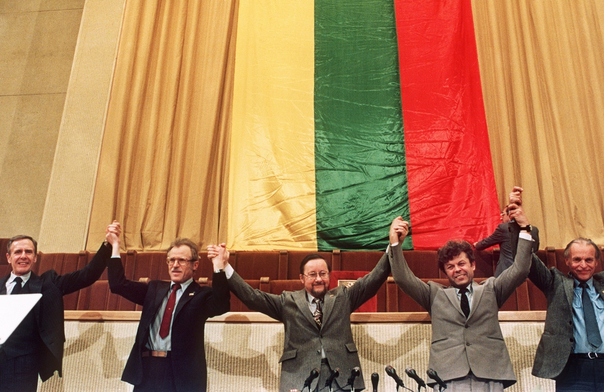 Der litauische Staatspräsident Vytautas Landsbergis (M) freut sich mit anderen Abgeordneten, nachdem das Parlament in Wilna in der Abstimmung vom 11. März 1990 die Unabhängigkeit Litauens von der Sowjetunion beschlossen hatte.
