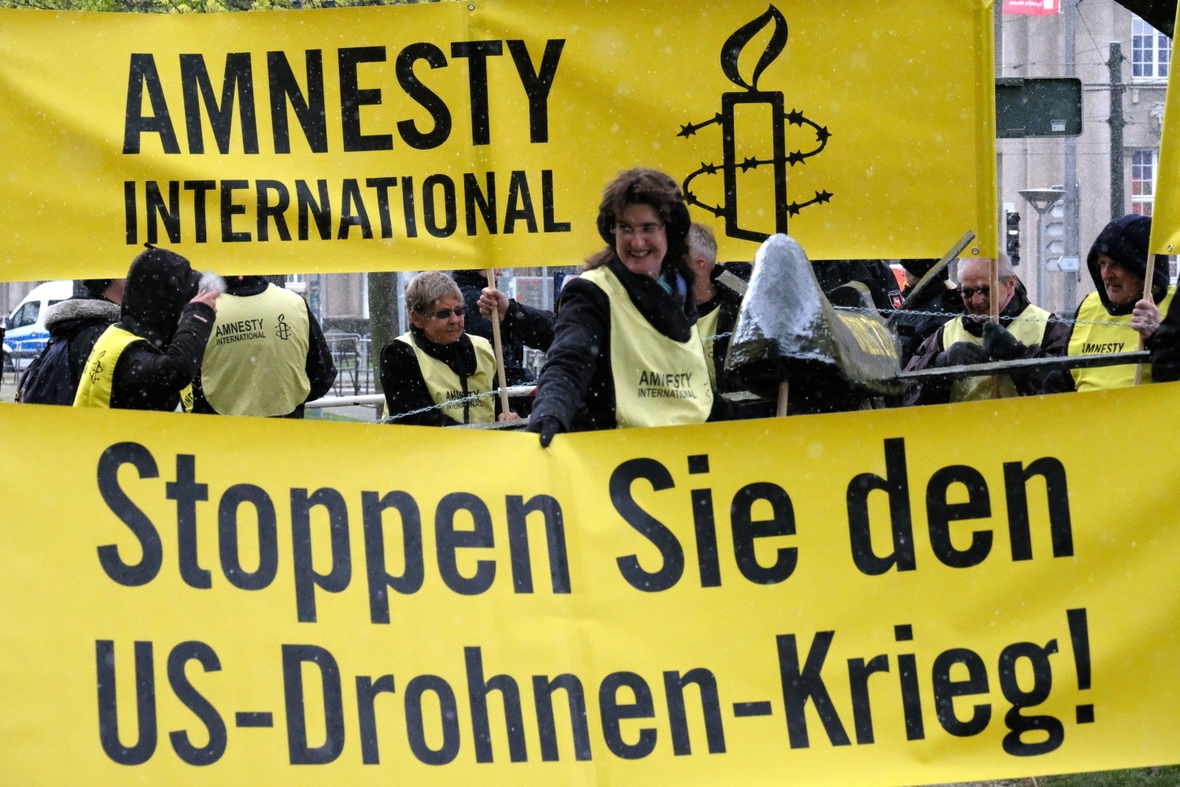 Hannover 2016: Demonstranten fordern mit Plakaten von amnesty international,  Drohnen nicht als Kriegswaffe einzusetzen.