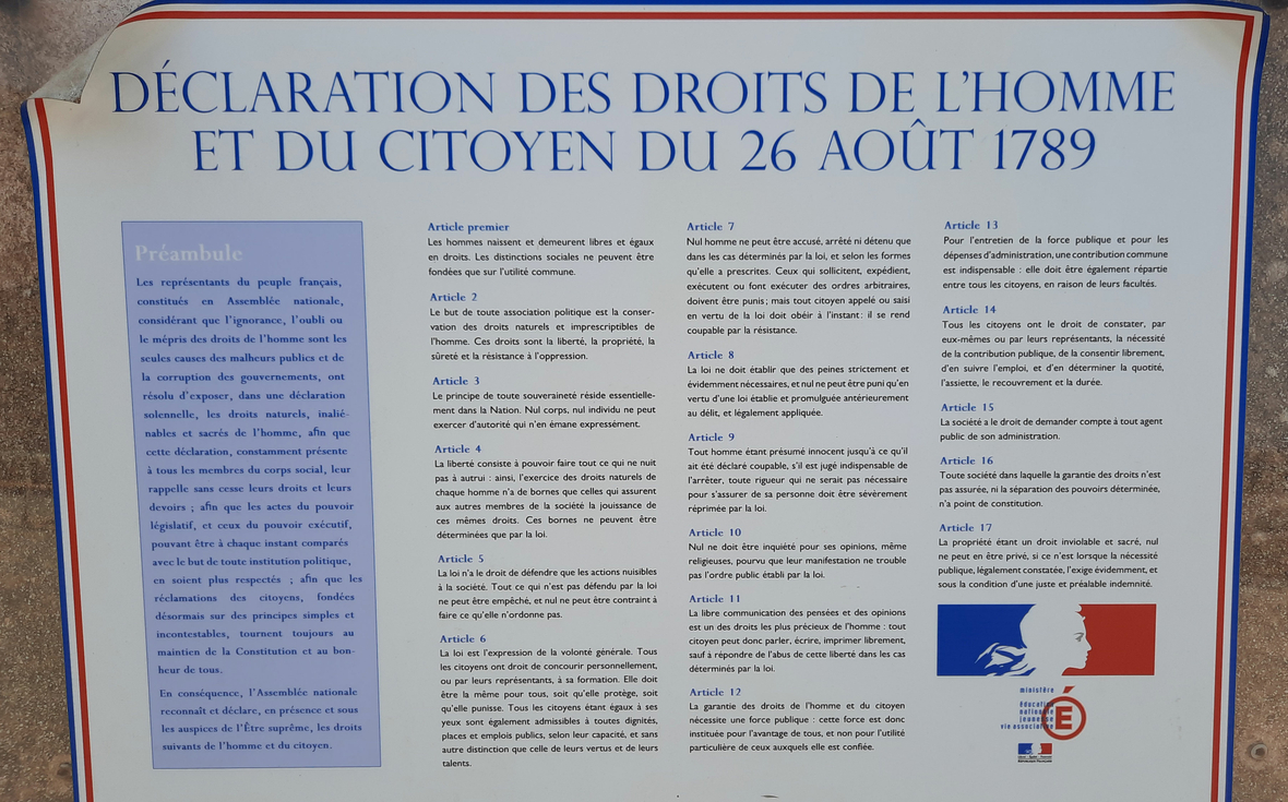 Die Erklärung der Menschenrechte vom 16. August 1789 in französischer Sprache. Das Schild hängt an einer Grundschule in Frankreich.