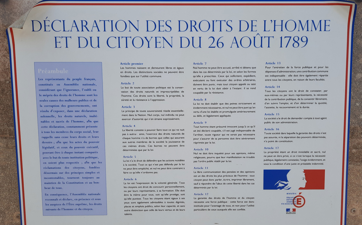 Die Erklärung der Menschenrechte vom 16. August 1789 in französischer Sprache. Das Schild hängt an einer Grundschule in Frankreich. 