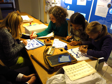 Im Schulmuseum: Kinderreporter vom Bösen Wolf üben mit alten Federhaltern zu schreiben