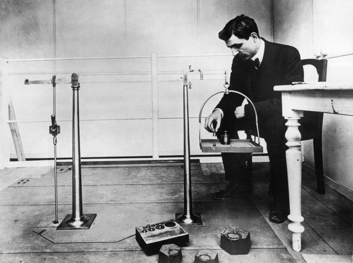 Der französische Ingenieur Gustave Eiffel versucht durch Experimente die exakten Druckverhältnisse für die Konstruktion des Eiffelturms herauszufinden. Fotografie, um 1887. 