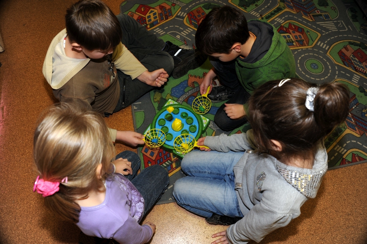 Kinder spielen in einem Kinderhaus, das vom Deutschen Kinderschutzbund geleitet wird.