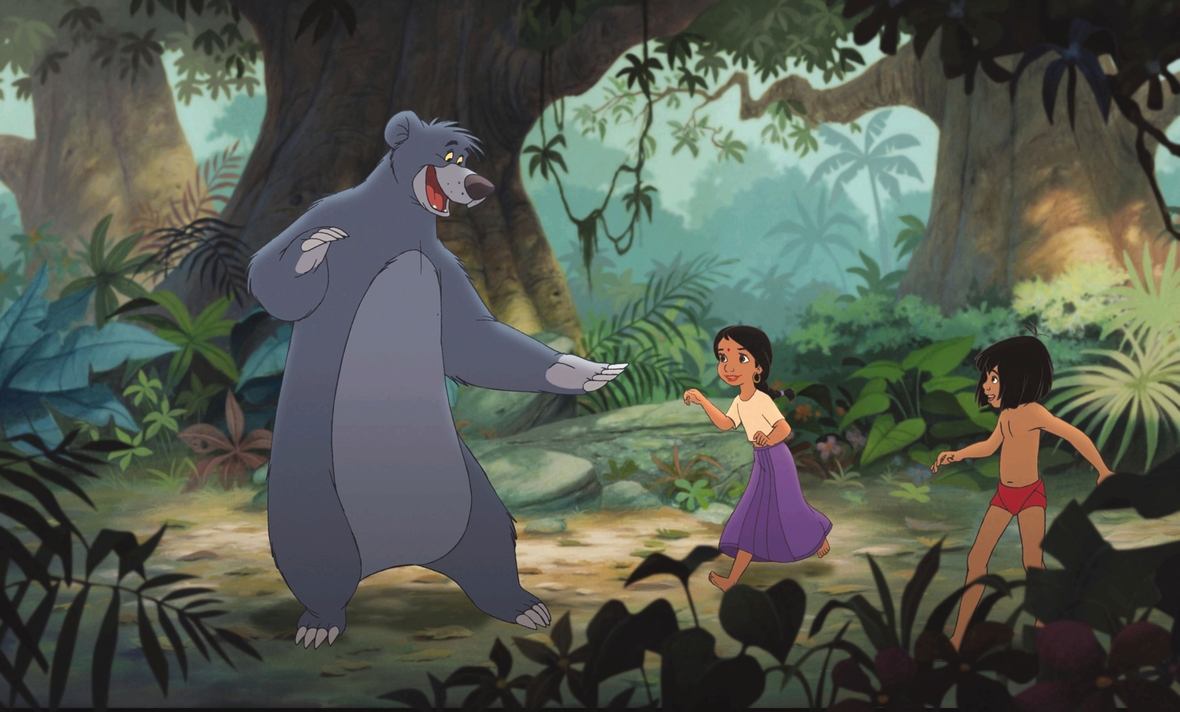 Szenenbild von links nach rechts: Im Dschungel tanzen der Bär Balu, das Mädchen Shanti und und der Junge Mogli zusammen