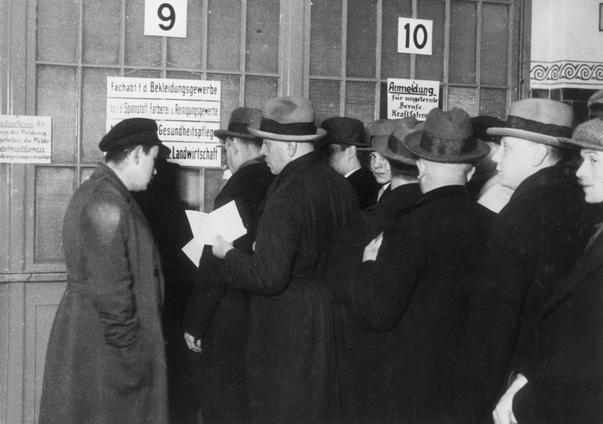 Andrang vor dem Arbeitsamt in Berlin 1931. Die Menschen stehen in großer Zahl vor dem Amt.