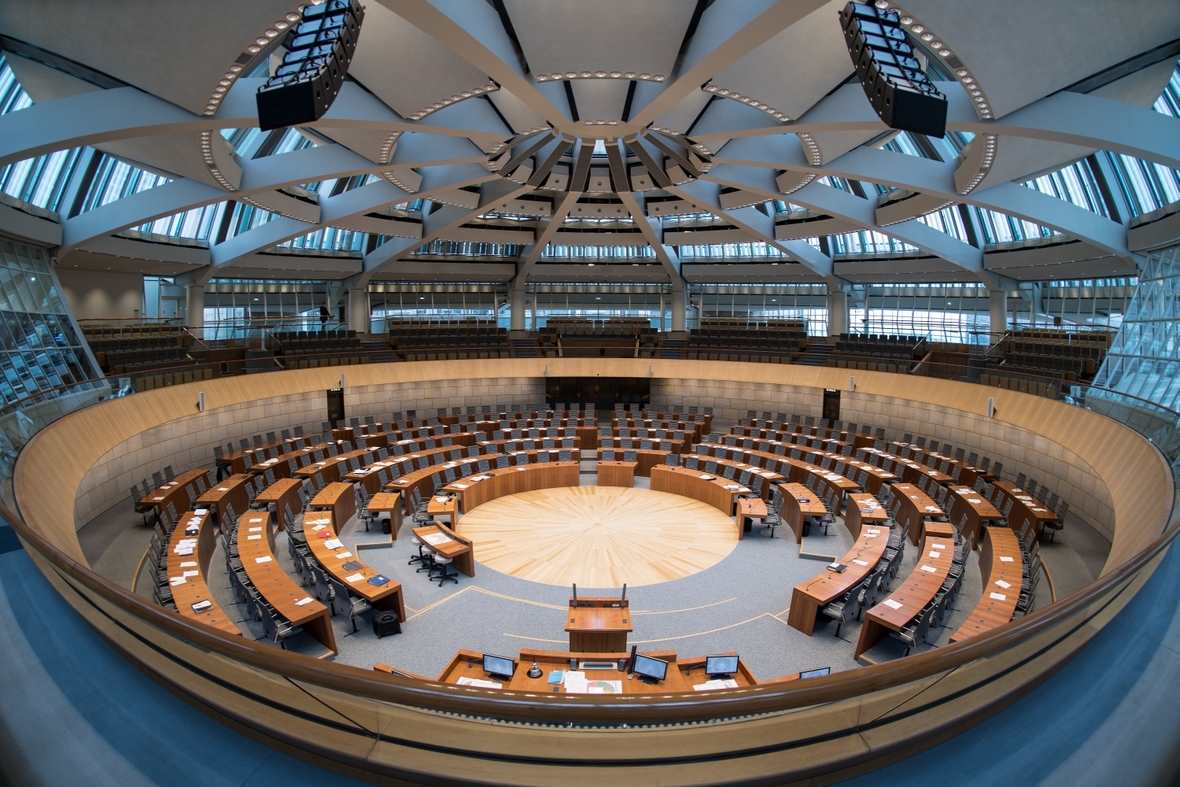 Der leere Plenarsaal des nordrhein-westfälischen Landtags in Düsseldorf
