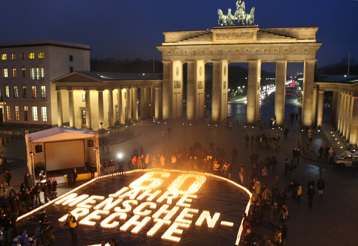 Mit Tausenden von Kerzen bekennen sich am 10.12.2008 Hunderte von Menschen am Pariser Platz vor dem Brandenburger Tor in Berlin zu den Menschenrechten.