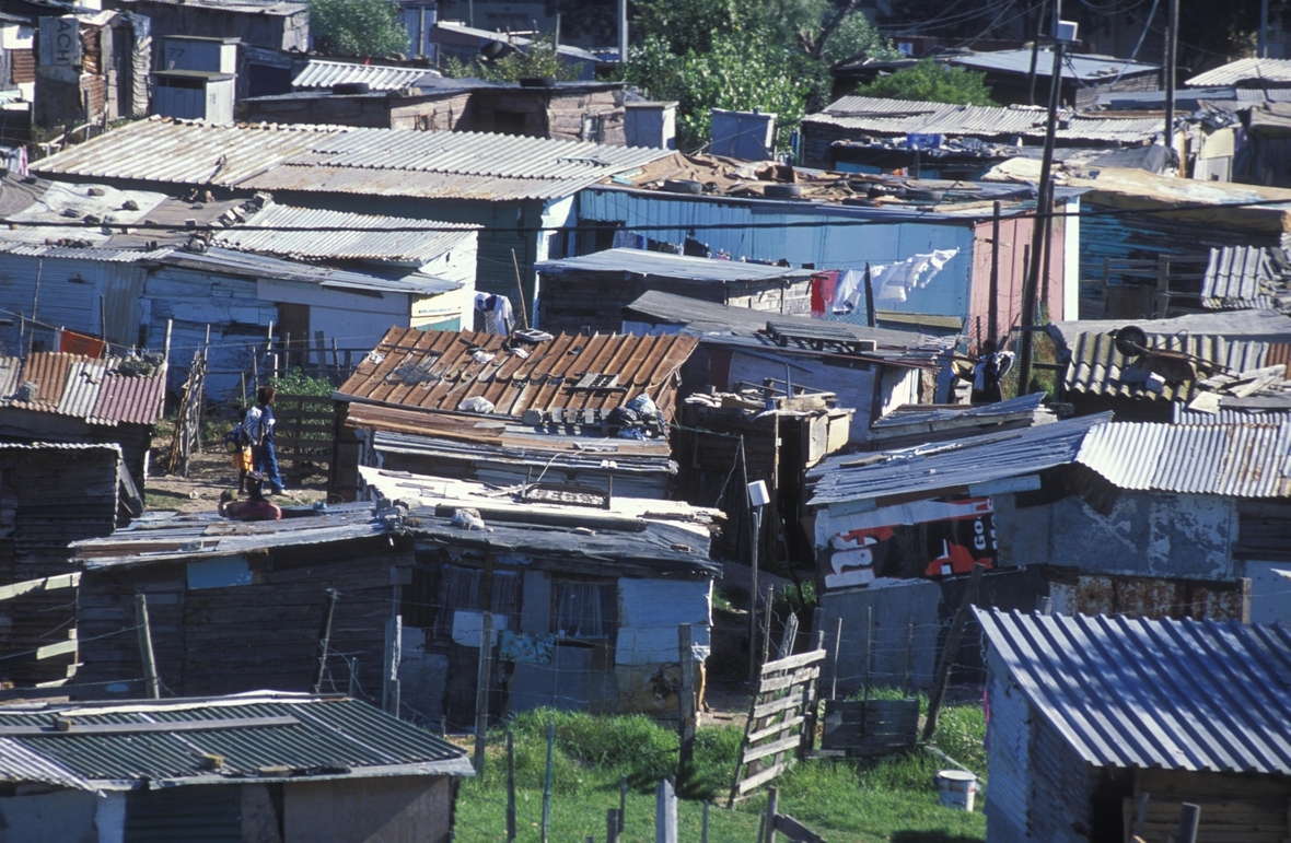 In den Wellblechhütten in der Township Nyanga, Teil der südafrikanischen Stadt Kapstadt, wohnen viele arme Menschen.