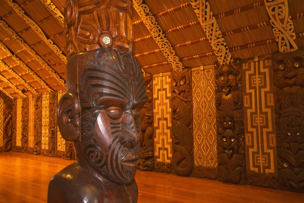 Maori-Schnitzereien in einem Versammlungshaus auf der Nordinsel Neuseelands.
