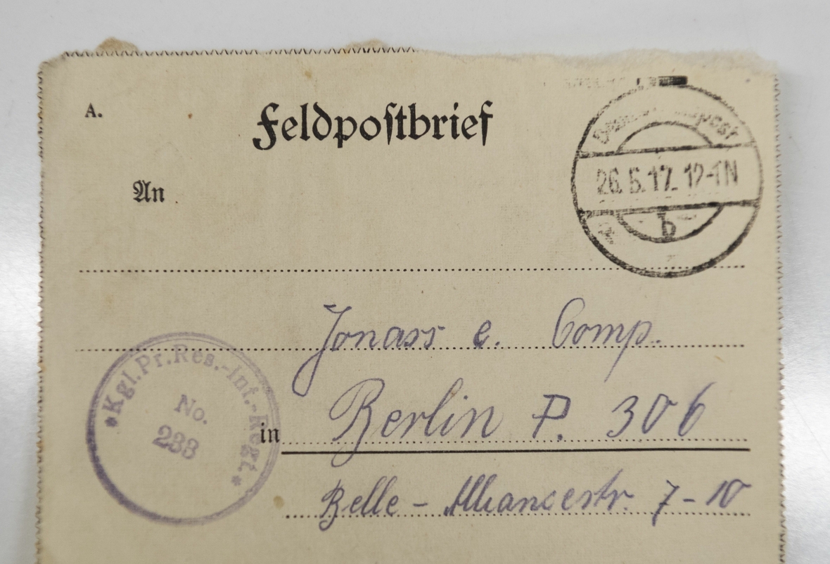 Ein Feldpostbrief aus dem Jahr 1917. Links neben dem Datumstempel der Post ist das Wort "Feldpostbrief" aufgedruckt.