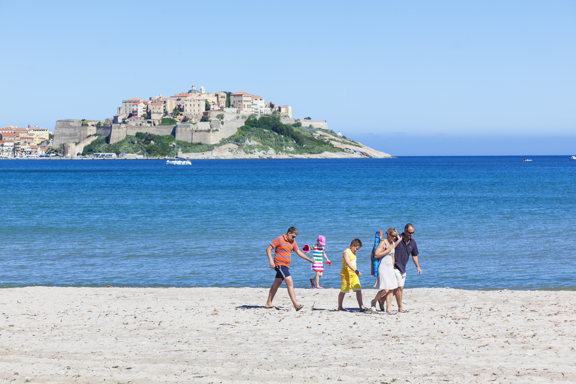 Auf der französischen Insel Korsika genießt man diesen Blick auf die Stadt Calvi und Zitadelle im Hintergrund