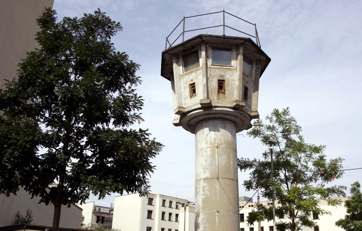 Einer der letzten Wachtürme der ehemaligen Mauer im Stadtzentrum Berlins, aufgenommen in der Erna-Berger-Straße. Der Wachtum in der Erna-Berger-Strasse Wachturm befand sich außerhalb des Todesstreifens und diente der Vorfeldsicherung der Grenze. Seit 2001 steht der Turm unter Denkmalschutz. 