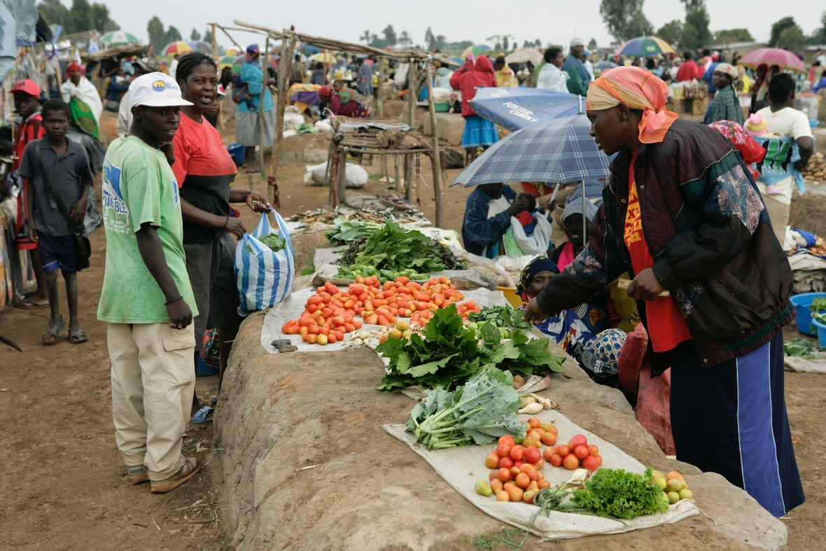 Menschen kaufen auf einem Markt in der Stadt Kuito (Angola) ein.