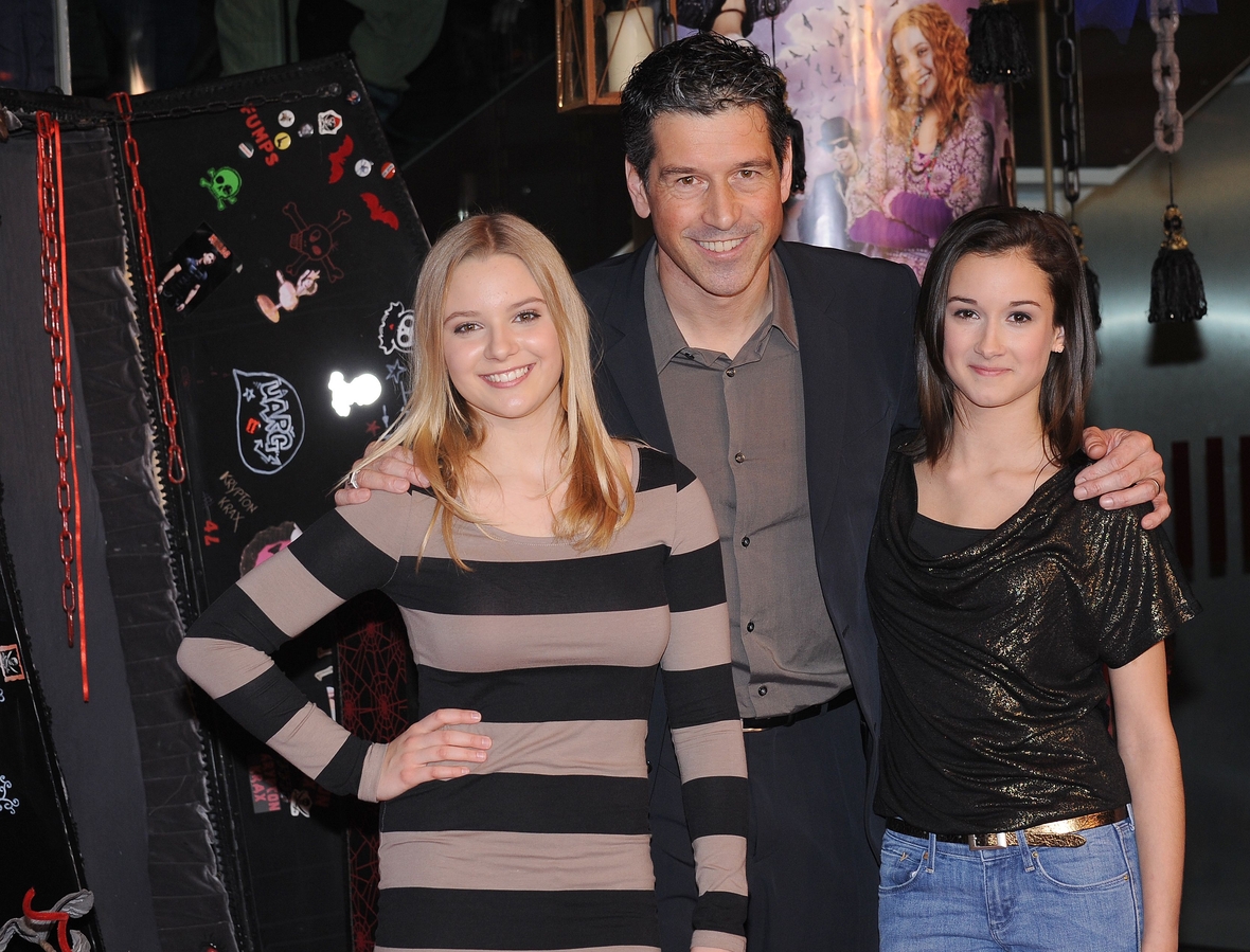 Die Jungschauspielerinnen Laura Roge (rechts im Bild), die Dakaria verkörpert, und Marta Martin (links im Bild), die Silvania spielt, mit dem  Regisseur Wolfgang Groos bei der Premiere des Films. 