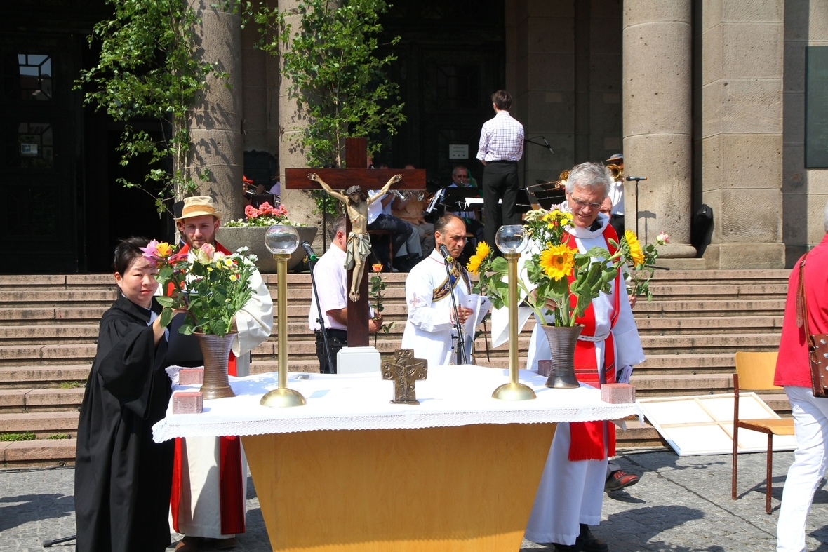 Ökumenischer Pfingstgottesdienst vor dem Rathaus Schöneberg in Berlin. Hier feiern katholische und evangelische Christen gemeinsam Gottesdienst.