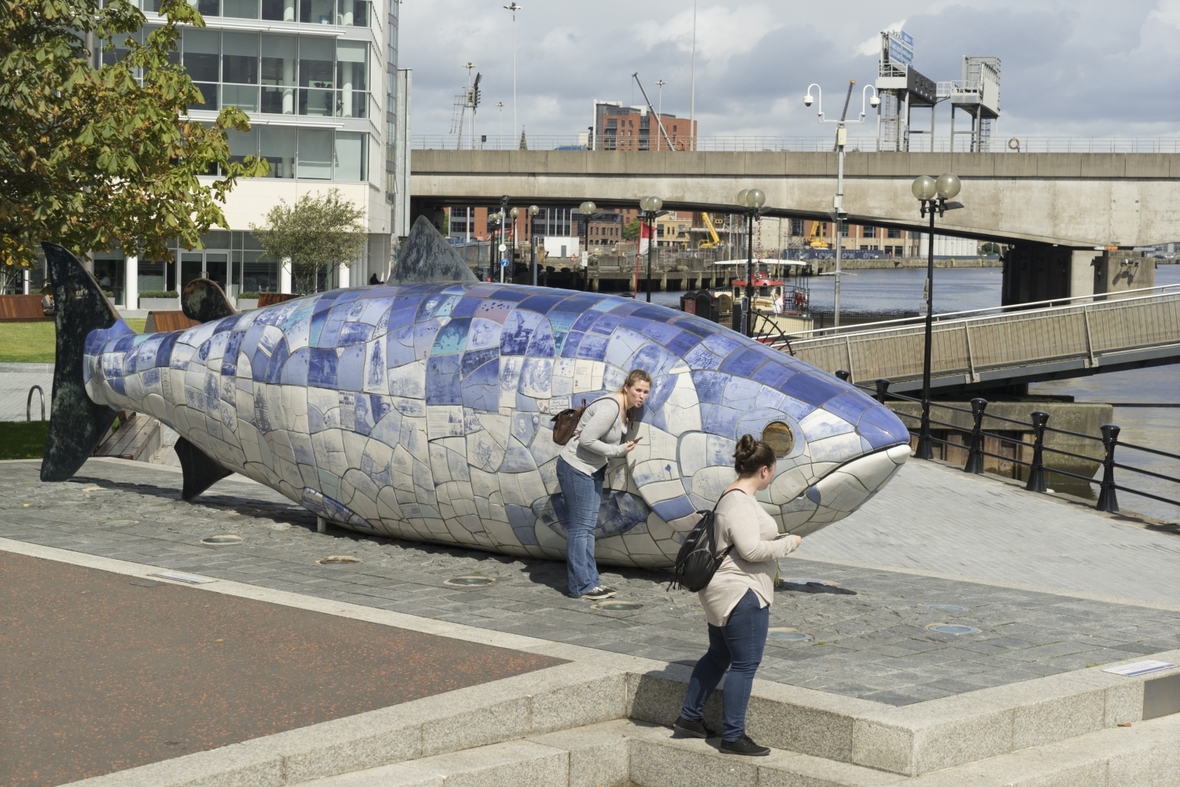 "Der blaue Fisch" im neuen Hafenviertel von Belfast in ein beliebter Treffpunkt.