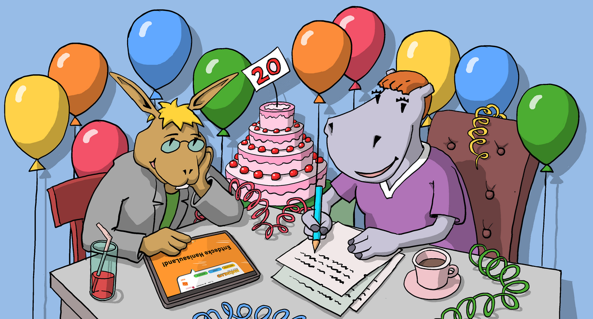 Bärbel und Rainer Briefe schreibend am Tisch mit Geburtstagstorte und Luftballons dahinter