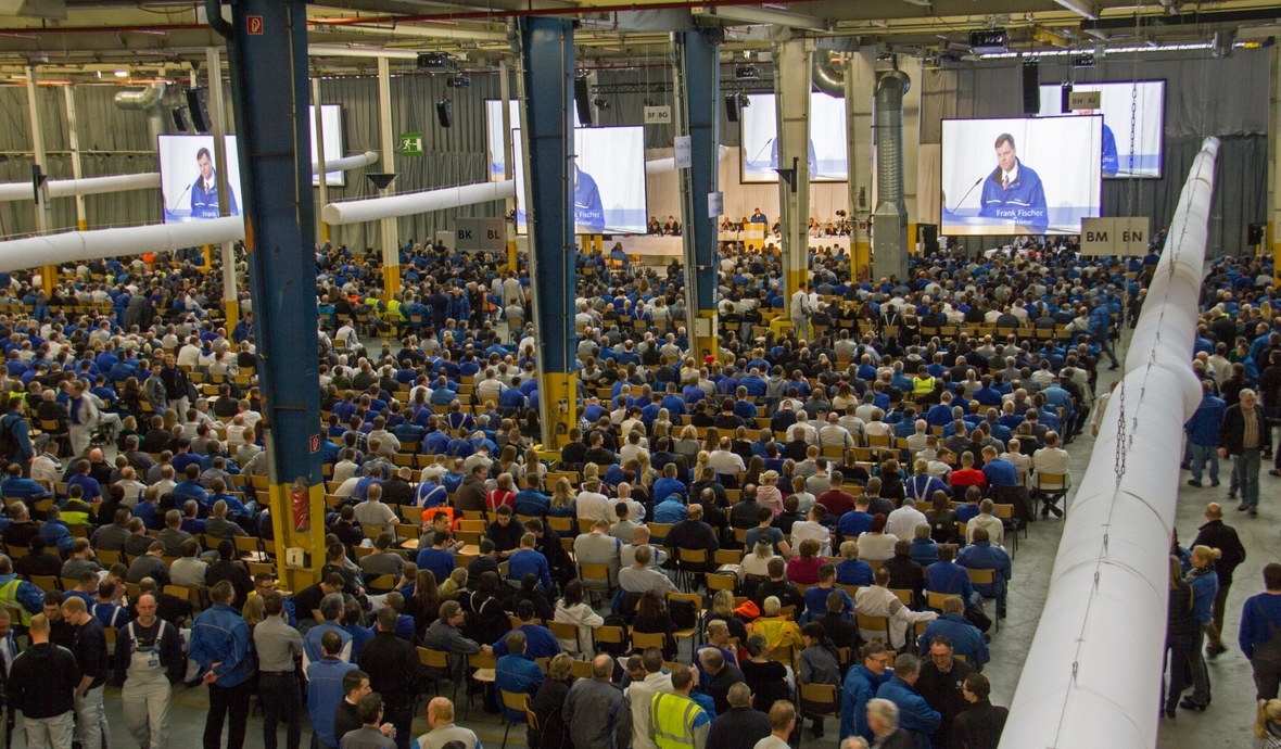 Betriebsversammlung in einer Produktionshalle bei Volkswagen in Emden. Der Betriebsrat hat die Versammlung im Frühjahr 2016 einberufen.