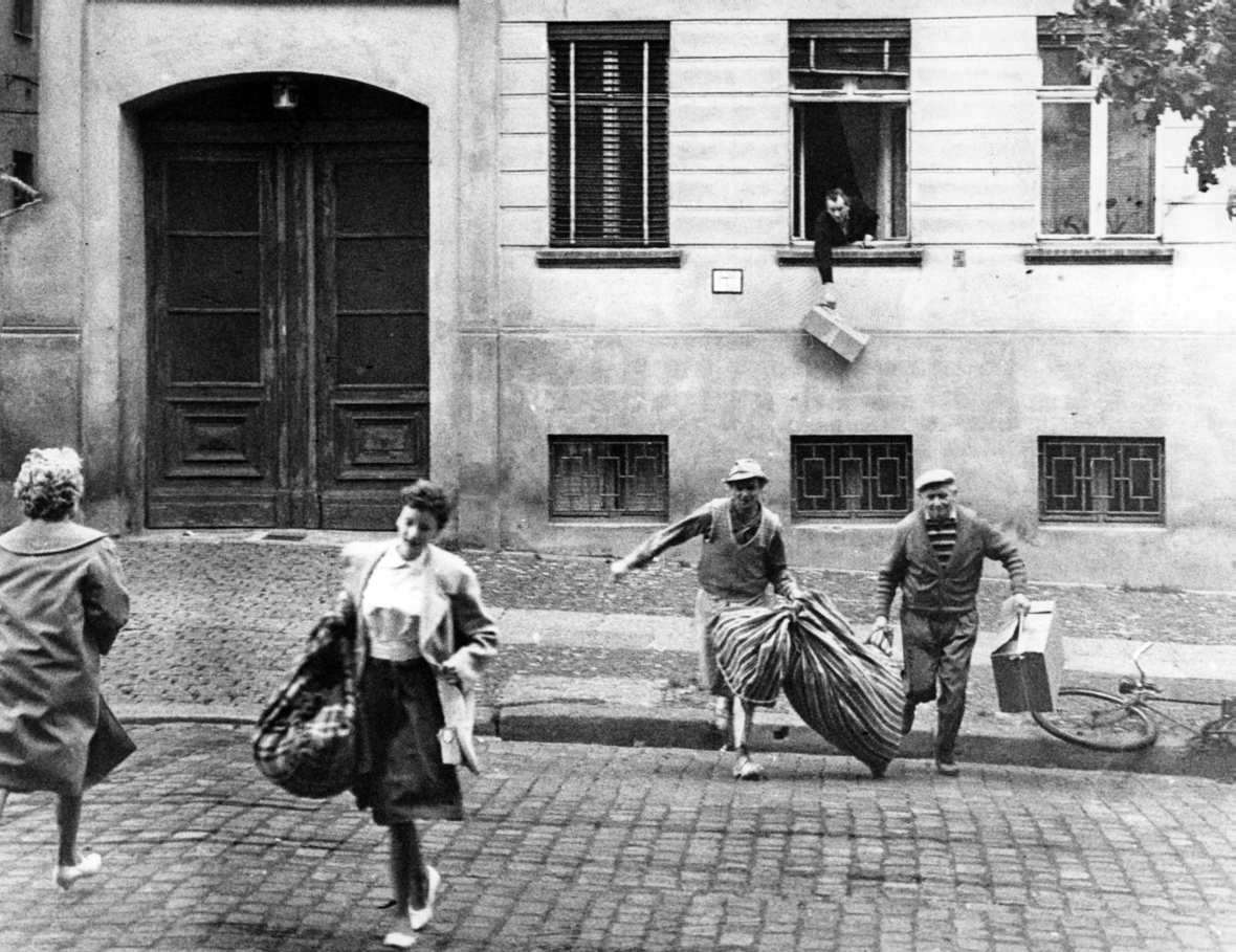 Menschen flüchten aus dem Osten Berlins in den westlichen Teil der Stadt.