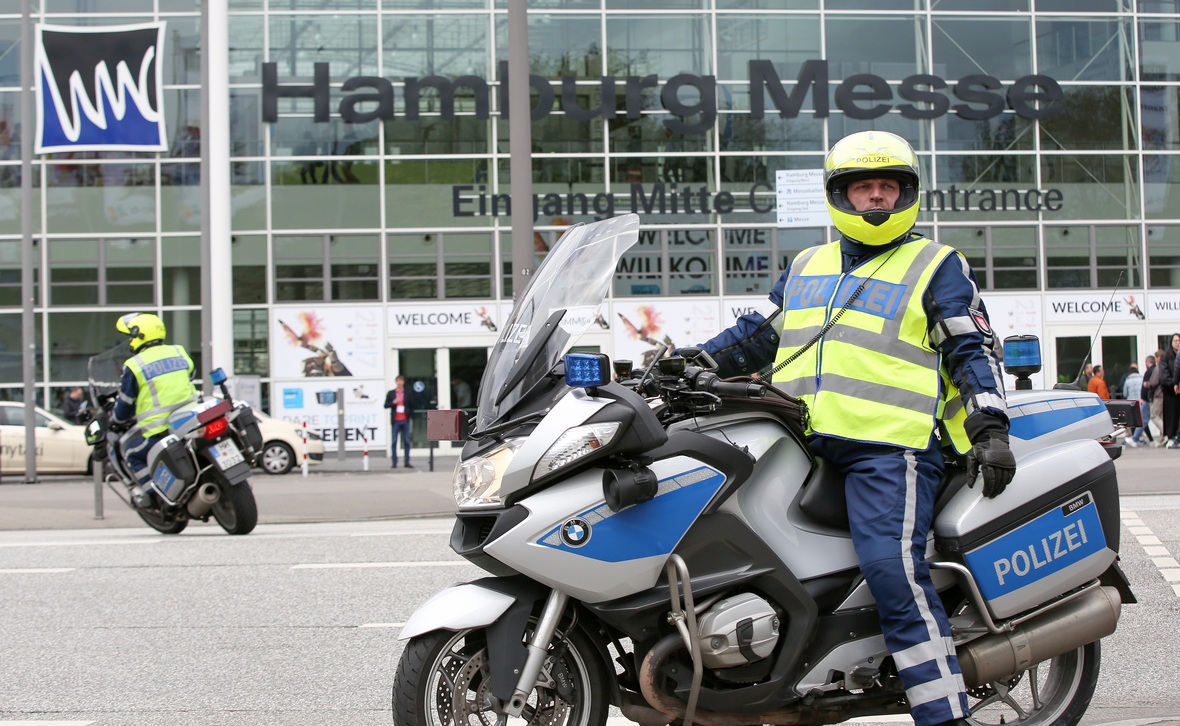 Polizist auf einem Motorrad bei einer Übung vor den Messehallen in Hamburg