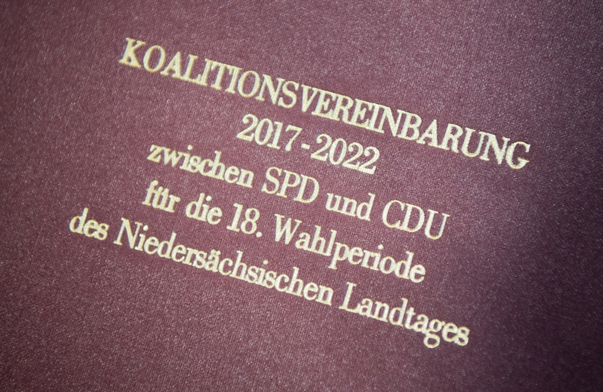 In Niedersachsen wurde 2017 ein Koalitionsvertrag zwischen SPD und CDU geschlossen. Gezeigt wird der Einband mit aufgedrucktem Titel "Koalitionsvereinbarung..:"