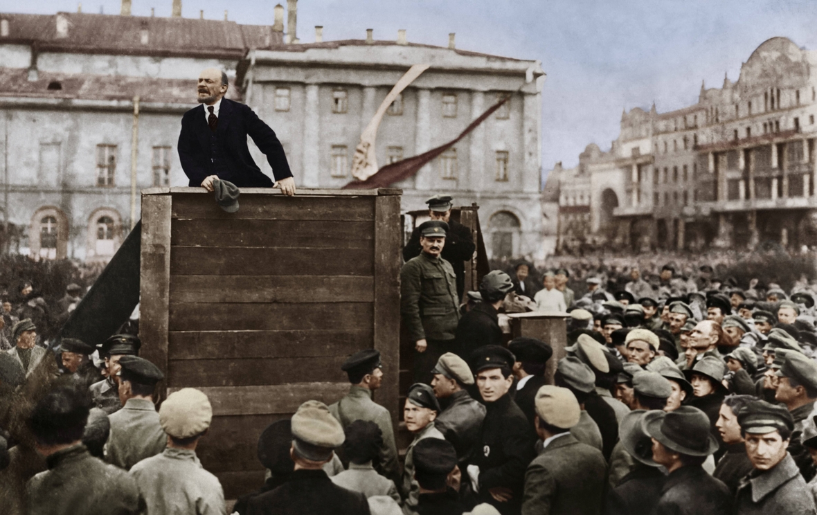 Lenin, Waldimir Iljitsch spricht in Moskau 1920 zu Soldaten der Roten Armee.