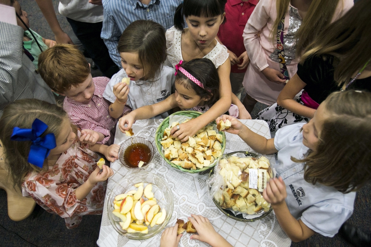 Jüdische Kinder feiern in den USA das jüdische Neujahr "Rosch ha-Schanah"