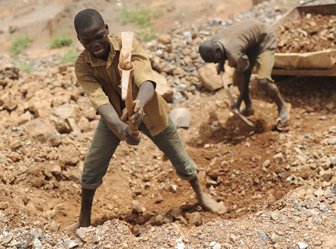 Kinder schuften auf dem Gelände einer illegalen Goldmine in Burkina Faso.
