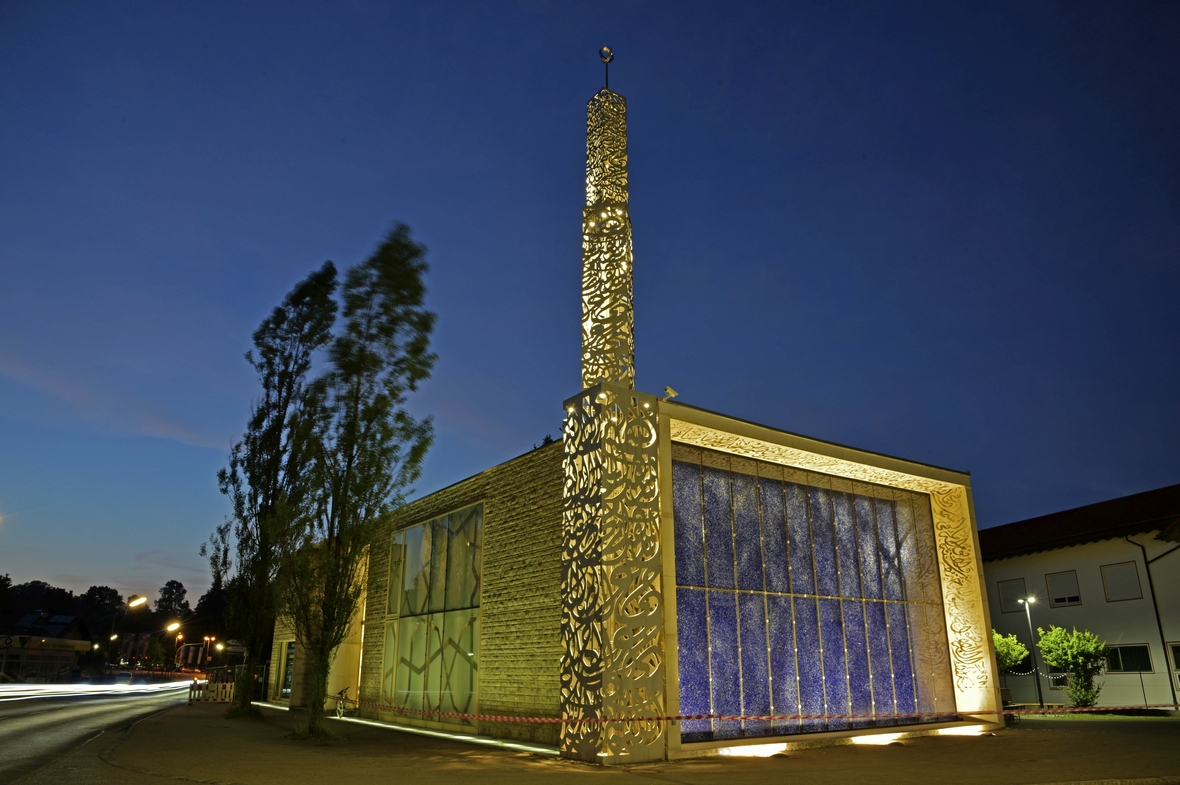 Eine moderne Moschee in Penzberg, Bayern. Der Glasbau unterscheidet sich von dem klassischen Erscheinungsbild einer Moschee.