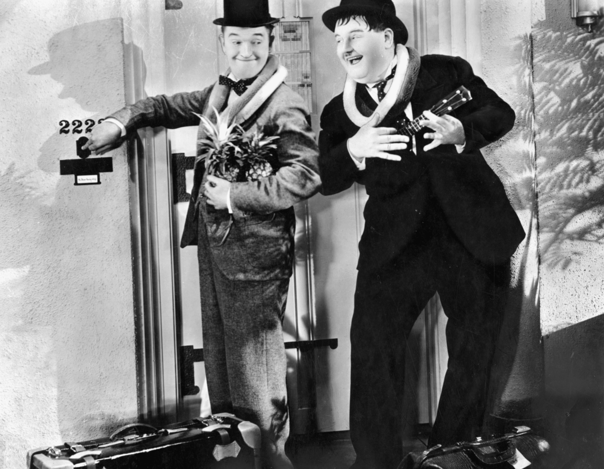 Das Schwarz-Weiß-Foto zeigt Oliver Hardy und Stan Laurel im  Film "Dick und Doof - Die Wüstensöhne" aus dem Jahre 1934.