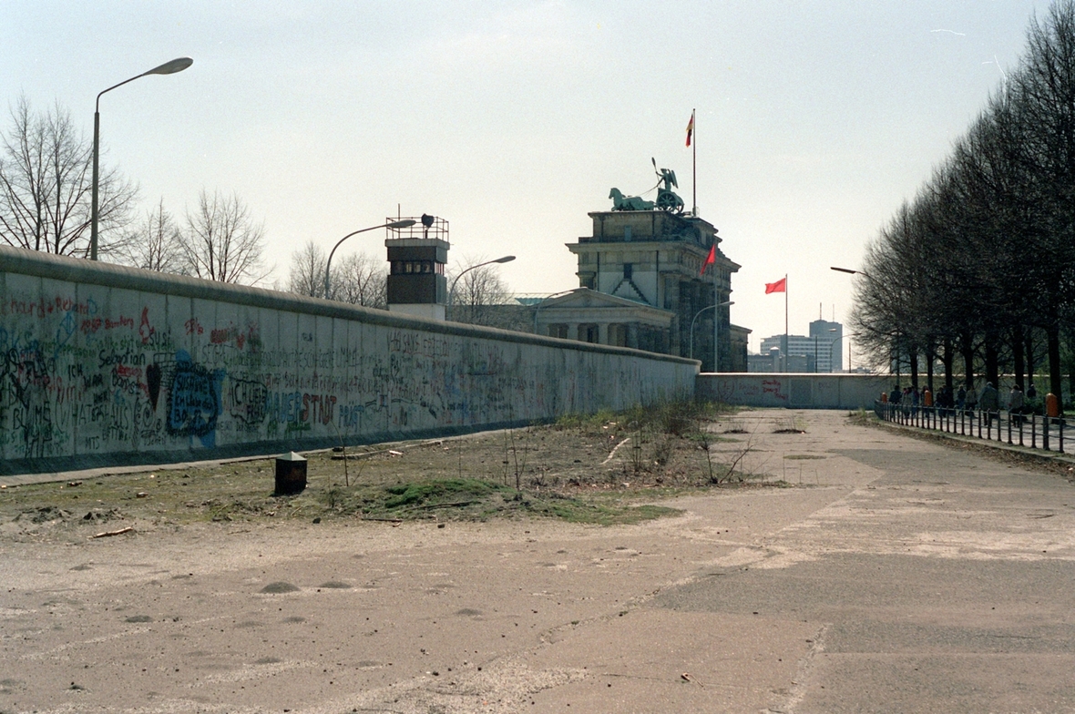 Berliner Mauer und Reichstag im Februar 1988. Man sieht den langen Todesstreifen, der entlang der Mauer verläuft.