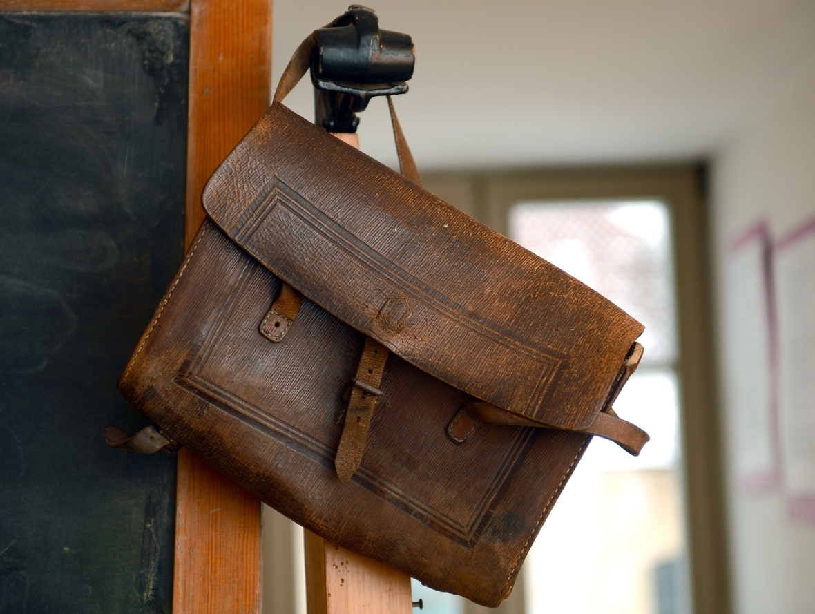 Ein Schulranzen, wie ihn die Kinder Anfang des 20. Jahrhunderts trugen. Die Tasche wurden über zwei gekreuzte Lederriemen auf dem Rücken getragen.