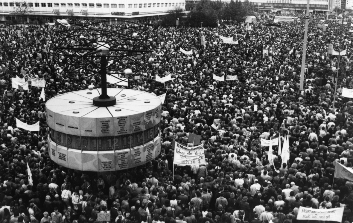 Demonstration in Ostberlin am 4. November 1989 mit etwa 1 Million Teilnehmenden. Künstlerinnen und Künstler forderten von einer Bühne aus die Veränderung des sozialistischen Regierungssystems in der DDR.