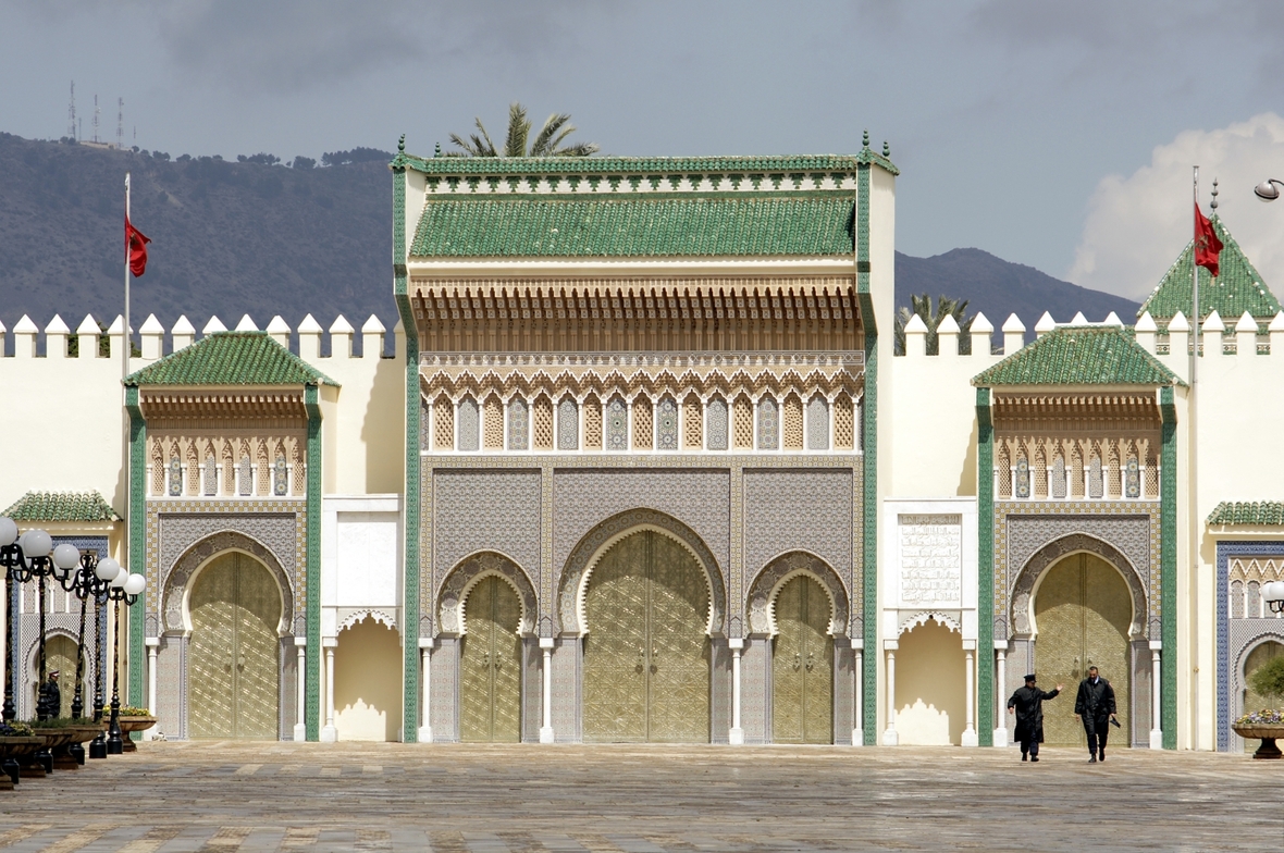 Marokko - Königspalast in Fes. Vor dem reich verzierten Palast sieht man Wachleute.
