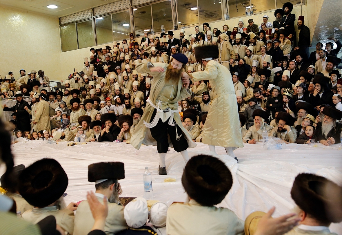 Orthodoxe Juden feiern in einer Synagoge in Jerusalem das Purim-Fest.